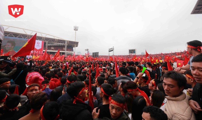 Hàng vạn CĐV biến Mỹ Đình thành chảo lửa cổ vũ U23 Việt Nam
