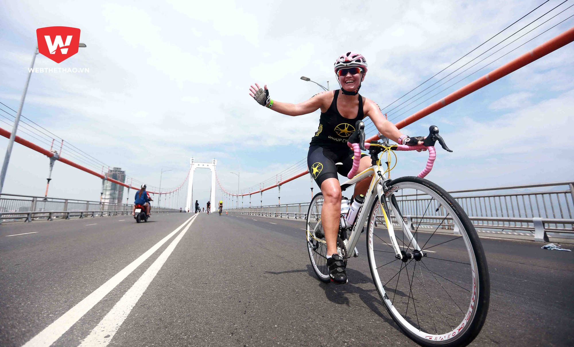 Khoảnh khắc đẹp mê hồn của các triathlete trên cầu Thuận Phước