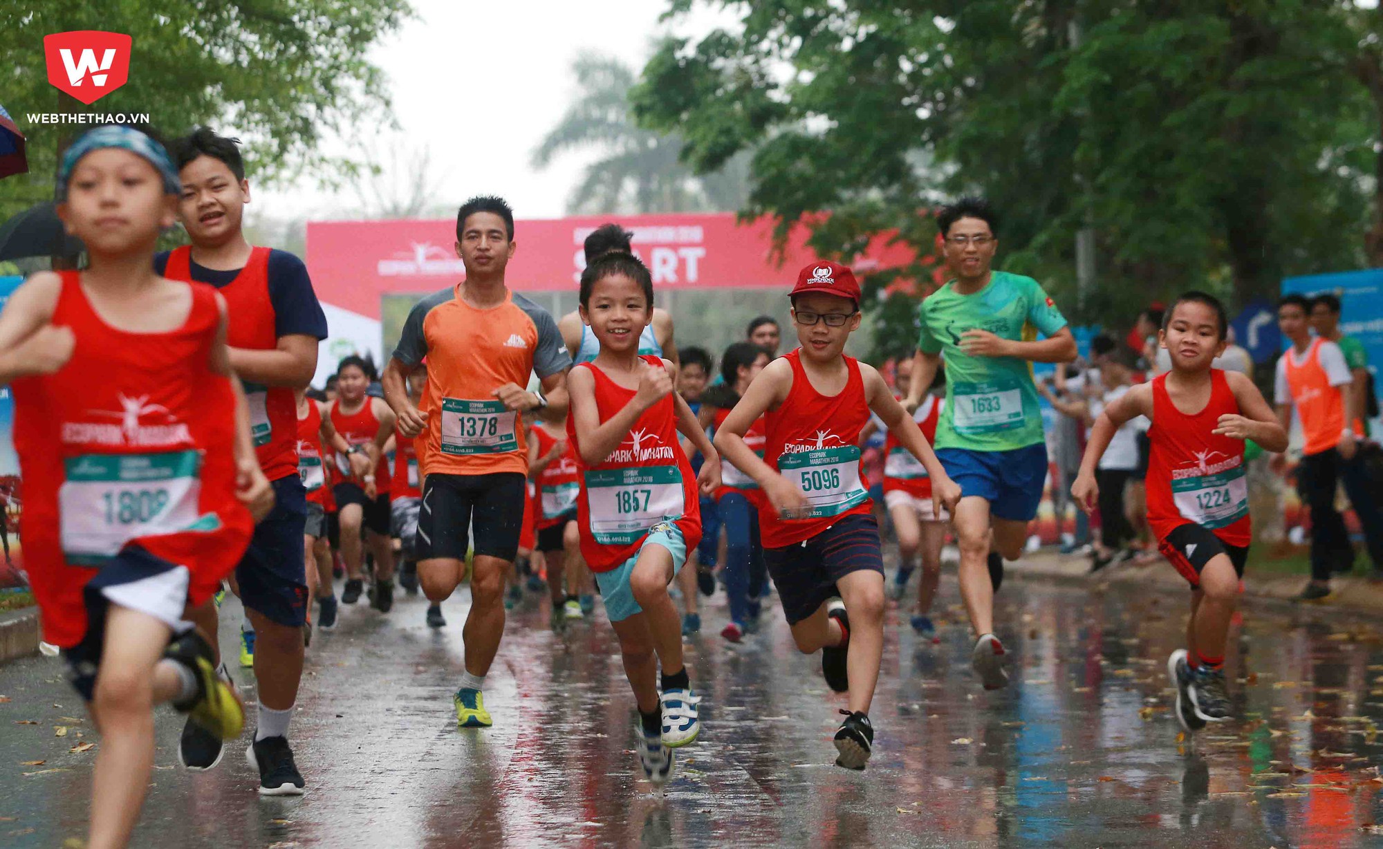 Ngả mũ thán phục những chiến "binh nhí" tại Ecopark Marathon