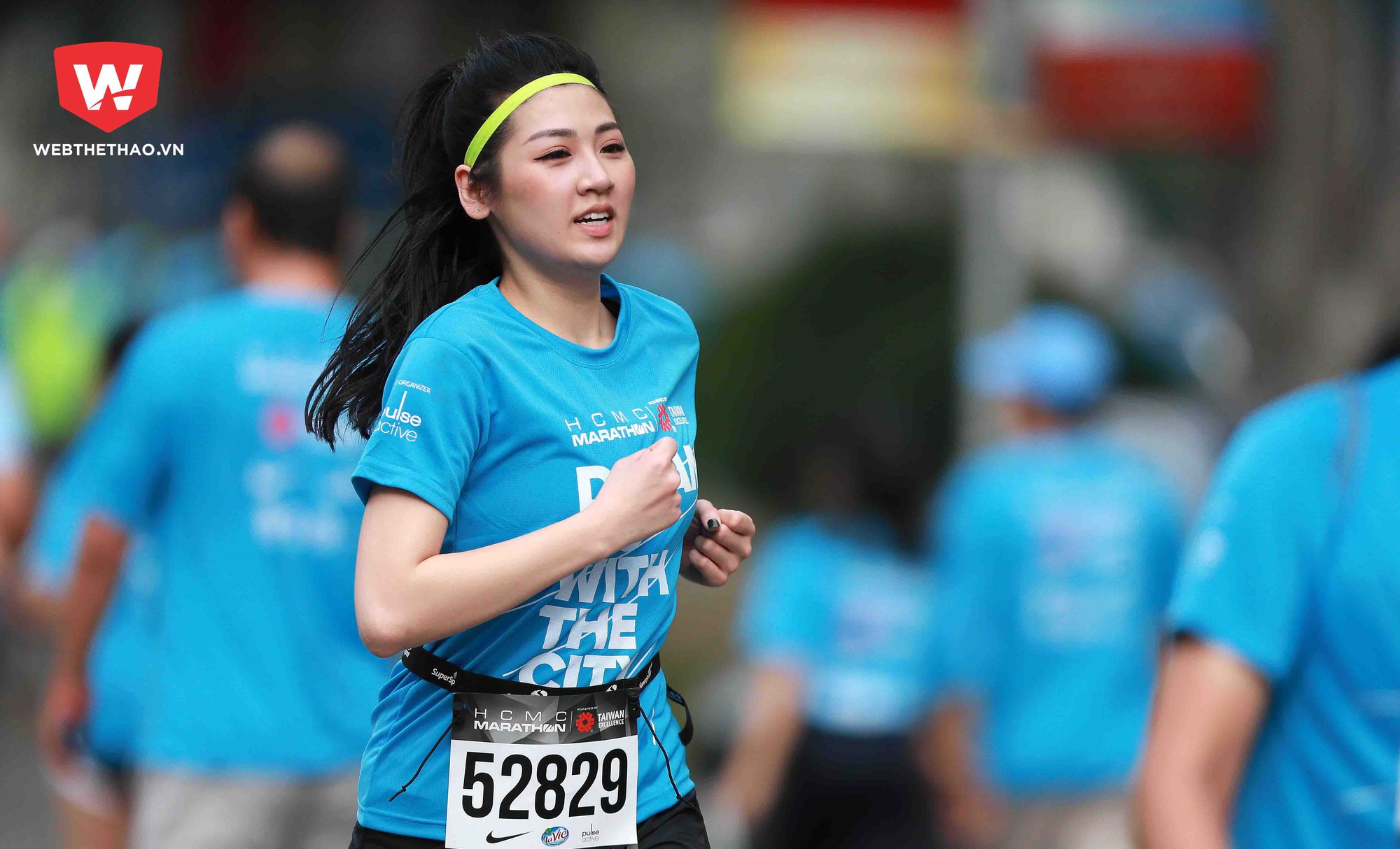 Ngắm vẻ đẹp rạng ngời của Á hậu Tú Anh tại HCMC Marathon 2018