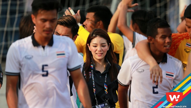 Nữ trưởng đoàn U22 Thái Lan rạng rỡ trong "vòng vây" các cầu thủ