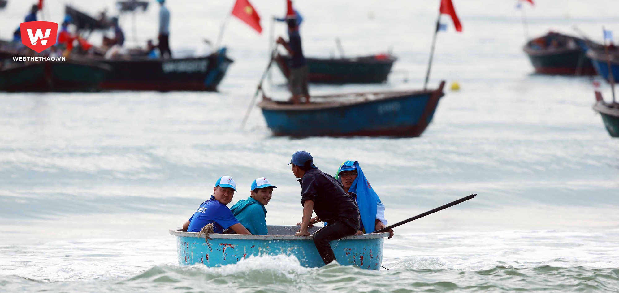 Trọng tài môn bơi cưỡi "thuyền thúng" làm việc tại ABG 5