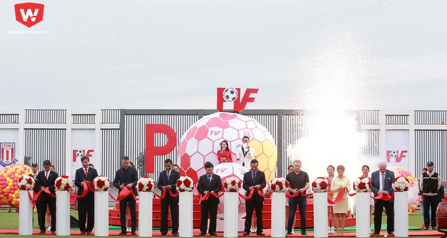 Hàng nghìn người đổ xô đi xem Ryan Giggs và Paul Shcoles ở Hưng Yên