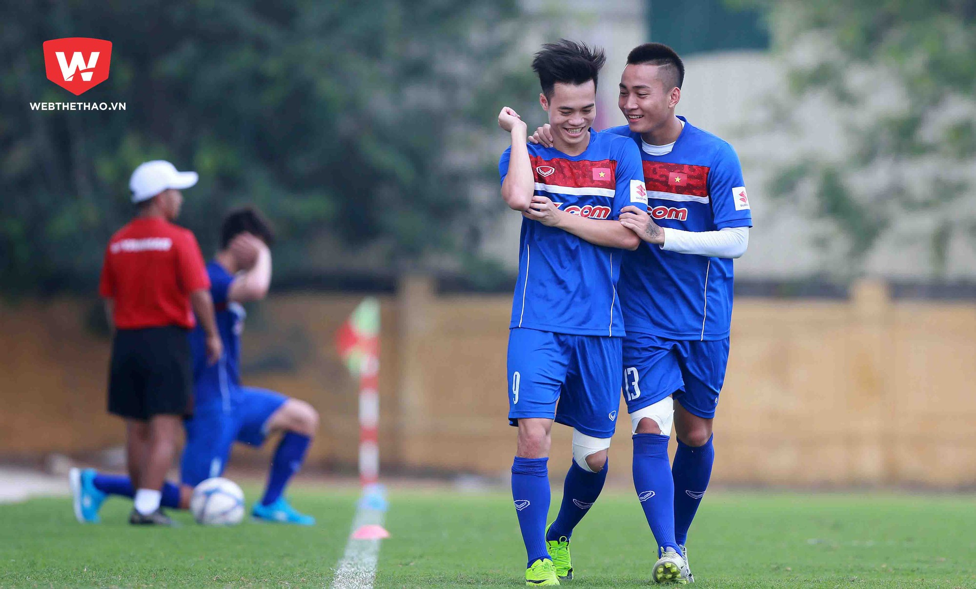 Văn Toàn - Tuấn Tài "tình tứ" như... tình nhân trên sân