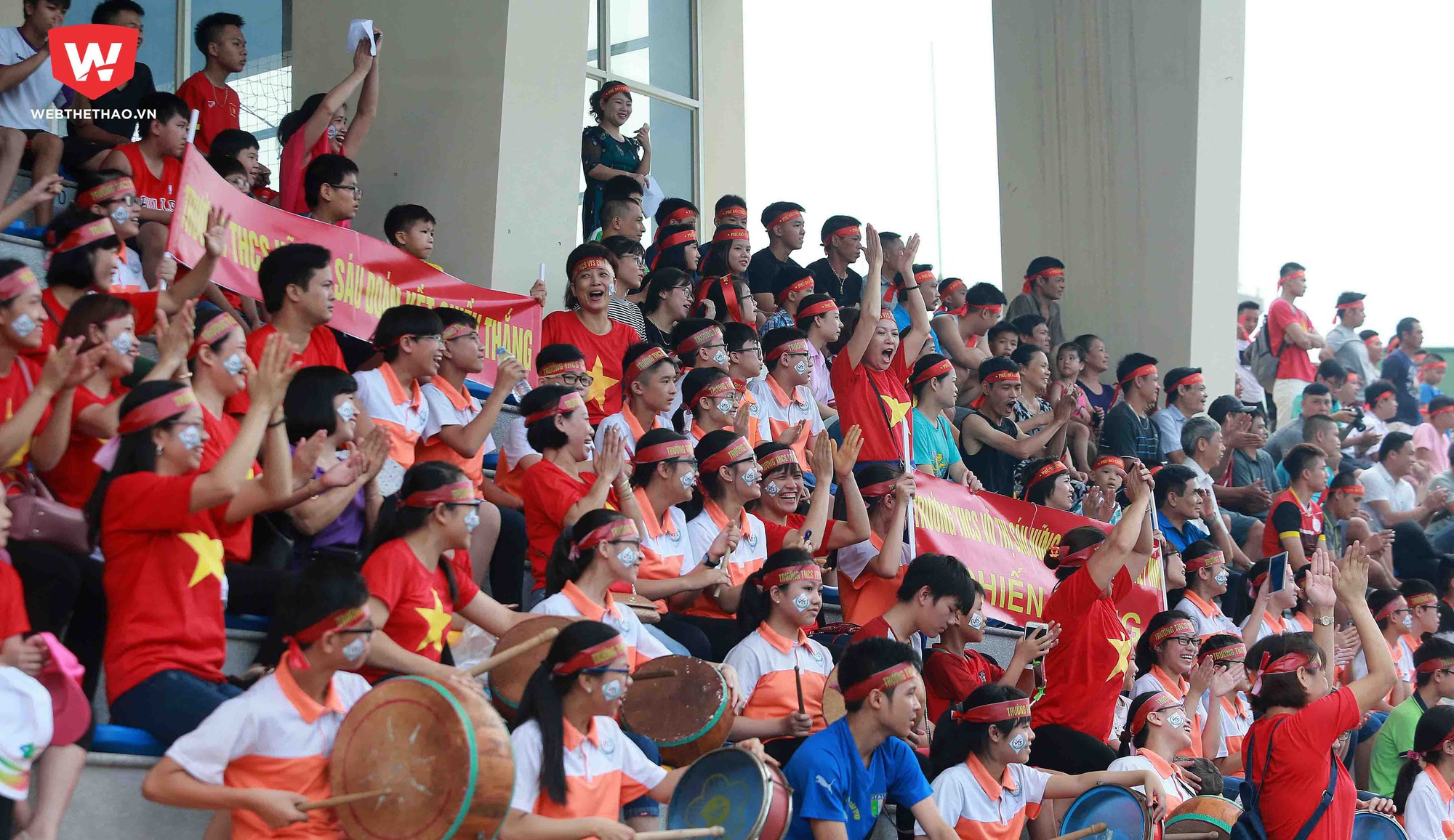 Chùm ảnh VCK U13 bóng đá học đường: Tuyệt vời cổ động viên!