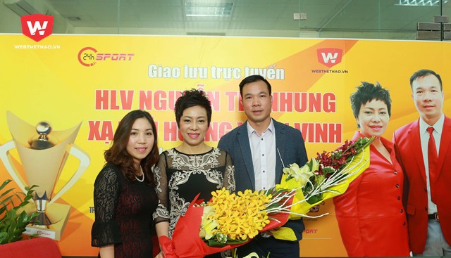 Lãnh đạo Webthethao.vn chụp ảnh lưu niệm cùng xạ thủ Hoàng Xuân Vinh và HLV Nguyễn Thị Nhung. Ảnh: Hải Đăng. Lãnh đạo Webthethao.vn chụp ảnh lưu niệm cùng xạ thủ Hoàng Xuân Vinh và HLV Nguyễn Thị Nhung. Ảnh: Hải Đăng.