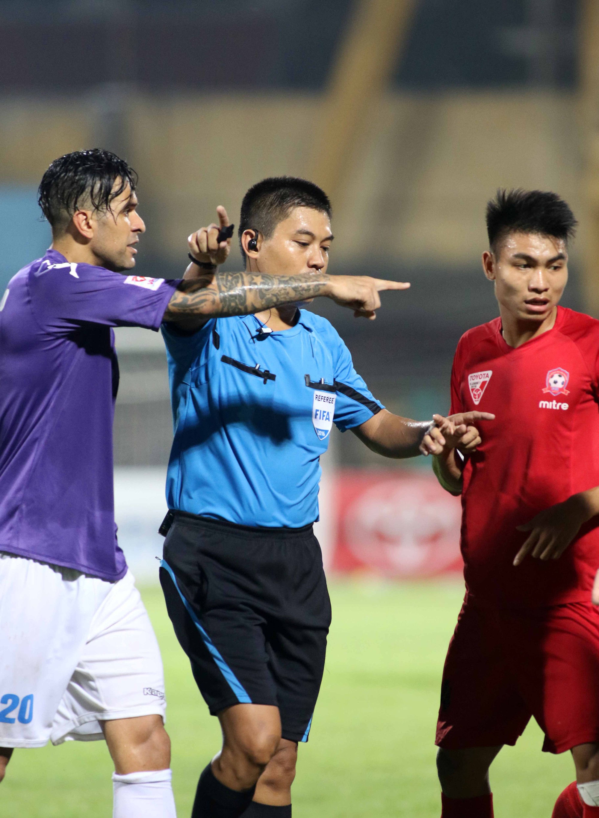 C&ocirc;ng t&aacute;c trọng t&agrave;i đang l&agrave; vấn đề nổi cộm tại V.League 2016. Ảnh: Tuấn T&uacute;.