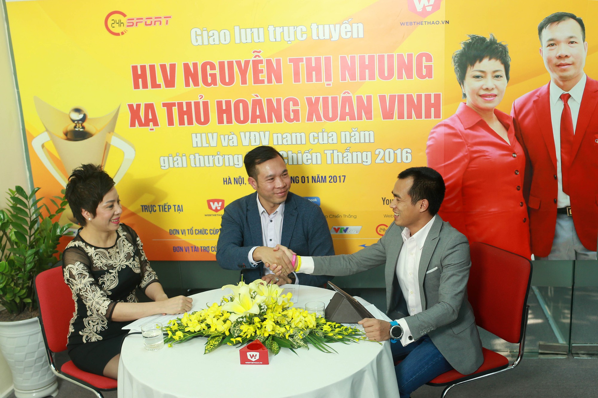 HLV Nguyễn Thị Nhung và Hoàng Xuân Vinh ''đánh tiếng'' kết hợp cùng Webthethao.vn trong những dự án sắp tới. Ảnh: Hải Đăng. HLV Nguyễn Thị Nhung và Hoàng Xuân Vinh ''đánh tiếng'' kết hợp cùng Webthethao.vn trong những dự án sắp tới. Ảnh: Hải Đăng.