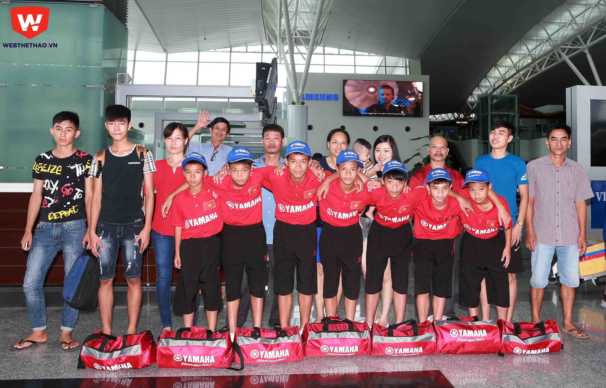 Phụ huynh v&agrave; c&aacute;c em trường THCS Trần Hưng Đạo, Hải Dương chụp ảnh kỷ niệm. C&aacute;c bậc phu huynh phải dậy từ s&aacute;ng sớm rồi di chuyển hơn 3 tiếng để tới s&acirc;n bay tiễn con em m&igrave;nh.