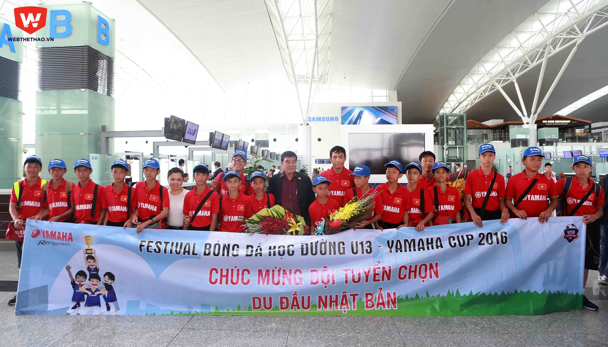 To&agrave;n đội chụp ảnh lưu niệm trước khi l&ecirc;n đường. Chuyến đi k&eacute;o d&agrave;i 6 ng&agrave;y v&agrave; thầy tr&ograve; HLV Th&agrave;nh C&ocirc;ng sẽ c&oacute; 3 trận đấu với c&aacute;c đối thủ c&ugrave;ng trang lứa.