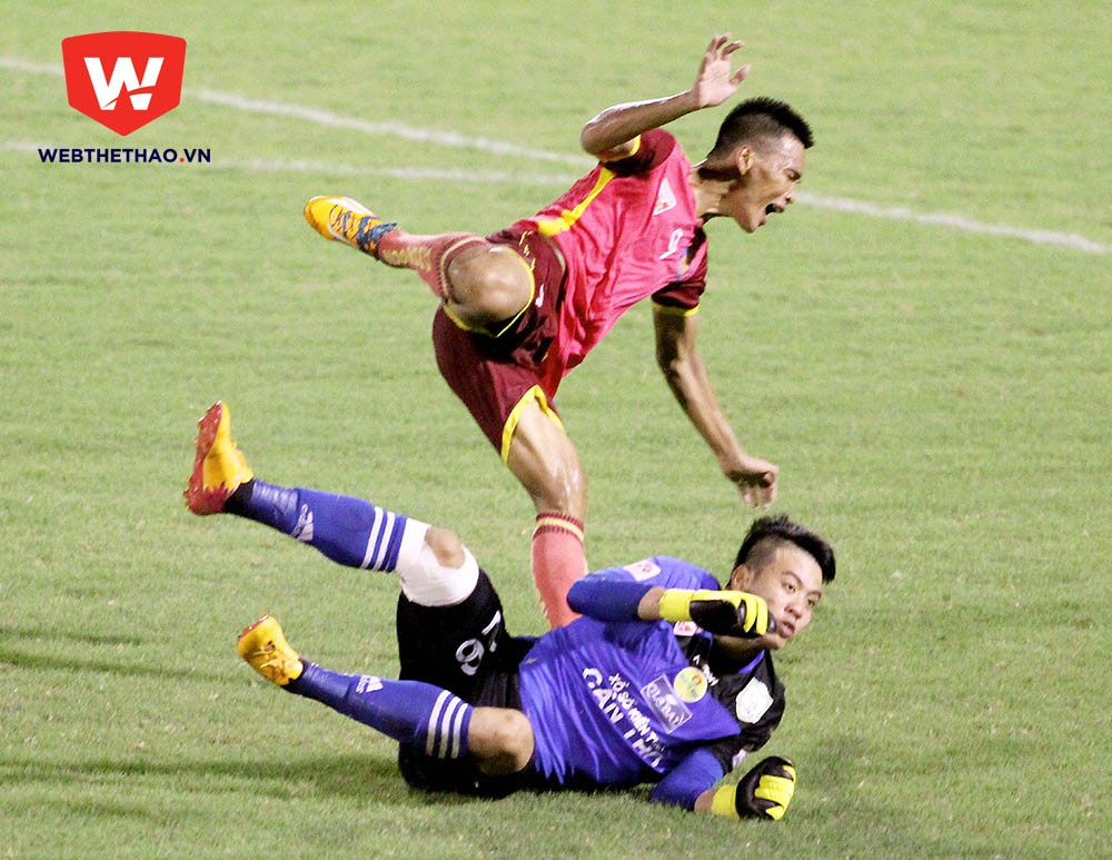 T&igrave;nh huống phạm lỗi nguy hiểm của Bửu Ngọc với Duy Long. Ảnh: Dương Thu.
