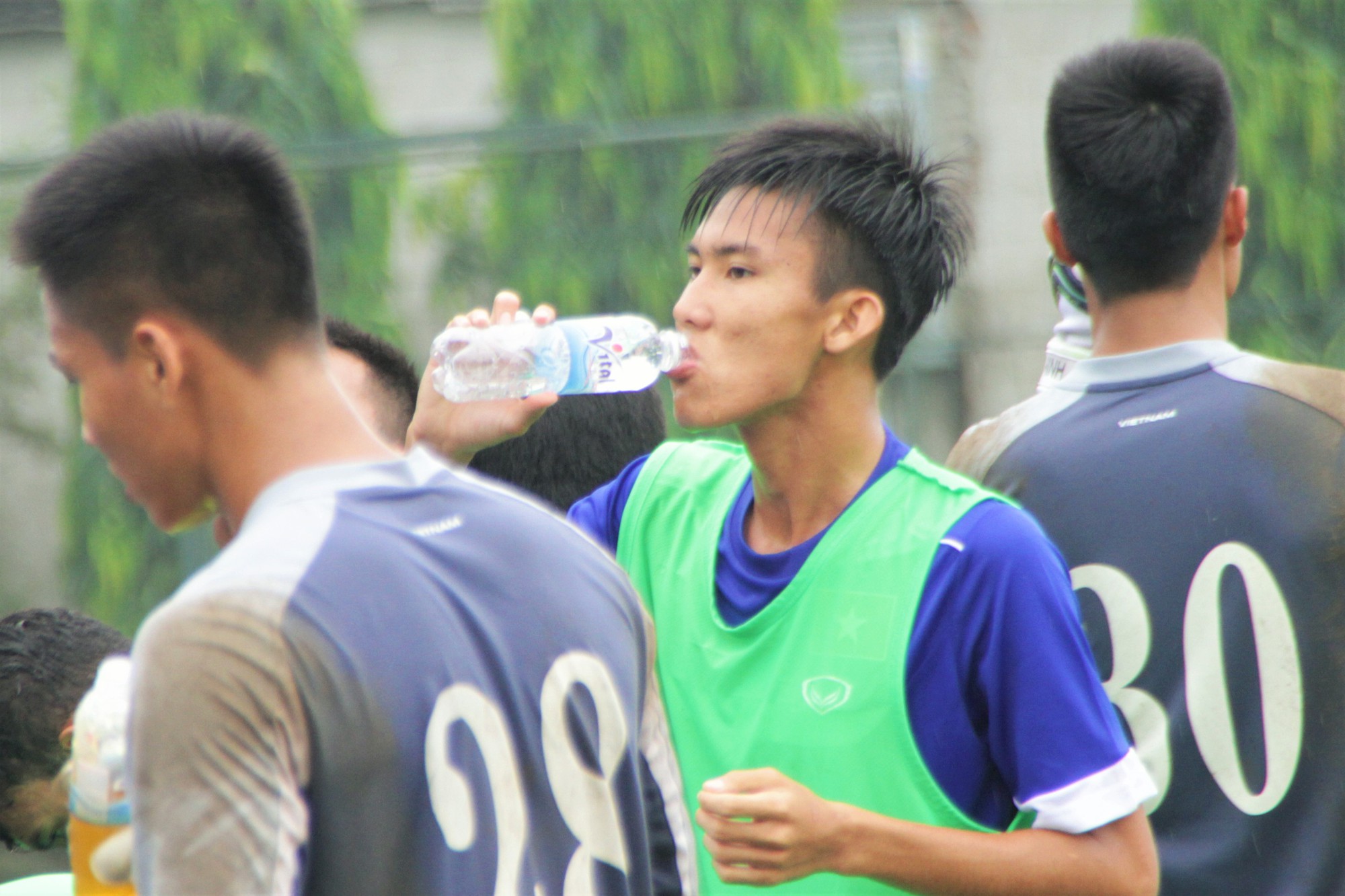 Sau buổi tập khoảng 2h, c&aacute;c VĐV vẫn cần bổ sung th&ecirc;m tối thiểu 500ml nước.