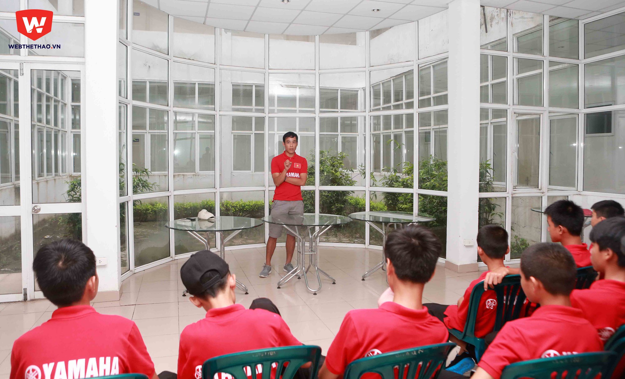 Cuộc họp ngắn diễn ra trong khoảng 10 ph&uacute;t ngay tại đại bản doanh của đội trước giờ xuất ph&aacute;t.