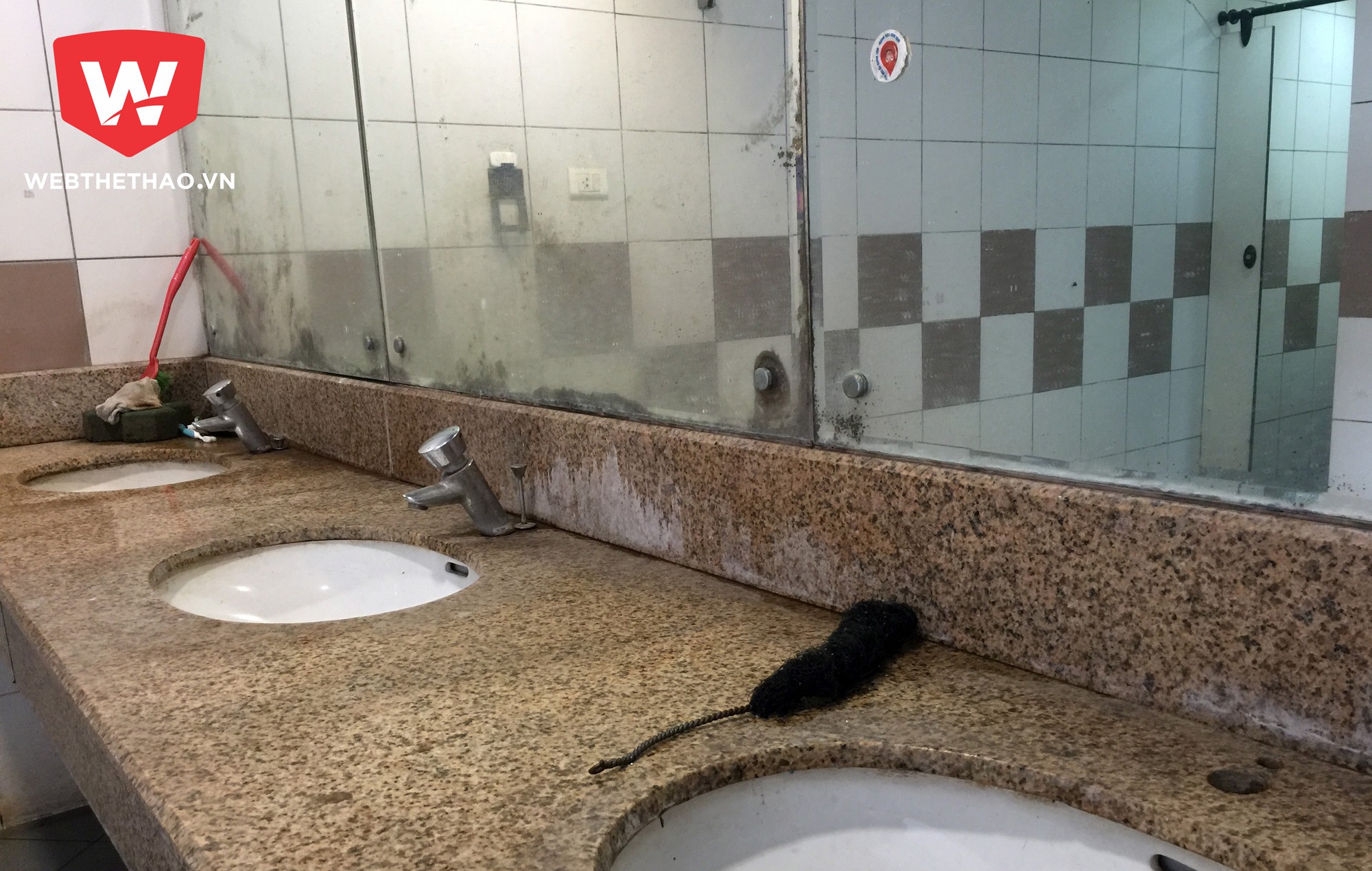 Thu tới 40 tỷ mỗi năm nhưng sân Mỹ Đình không thiếu hình ảnh nhêch nhác, bẩn thỉu như thế này. Thu tới 40 tỷ mỗi năm nhưng sân Mỹ Đình không thiếu hình ảnh nhêch nhác, bẩn thỉu như thế này.