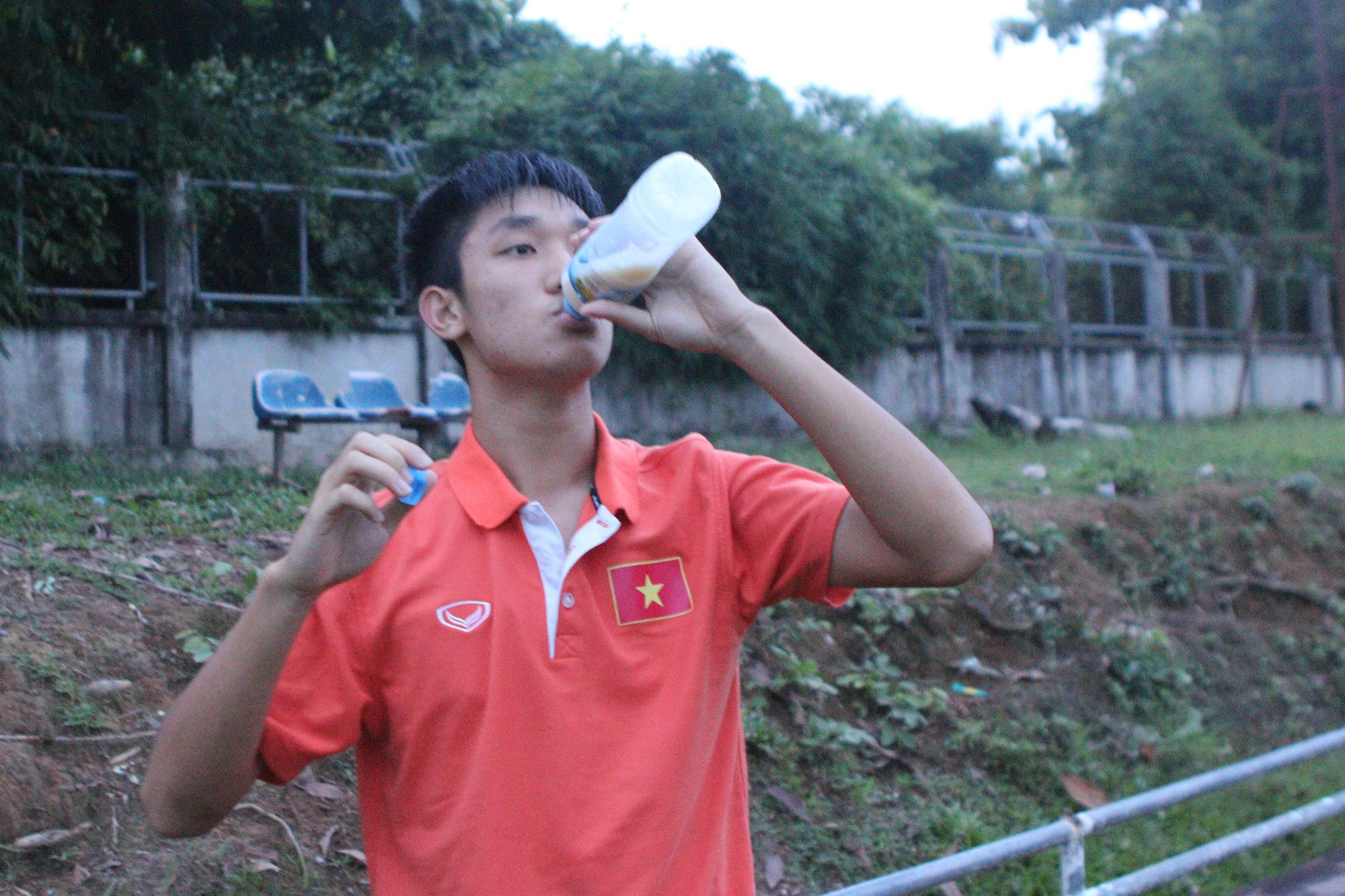 Đội trưởng U19 Việt Nam sử dụng nước bổ sung protein sau buổi tập tại L&agrave;o