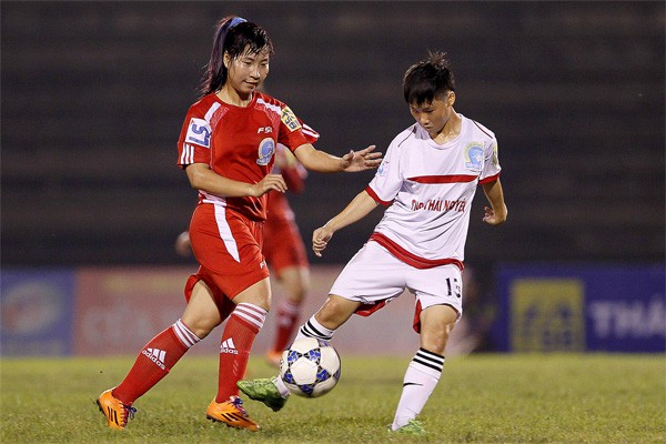 T&acirc;n binh Sơn La (đỏ) thất bại 1-4 trước TNG Th&aacute;i Nguy&ecirc;n. Ảnh: VFF.