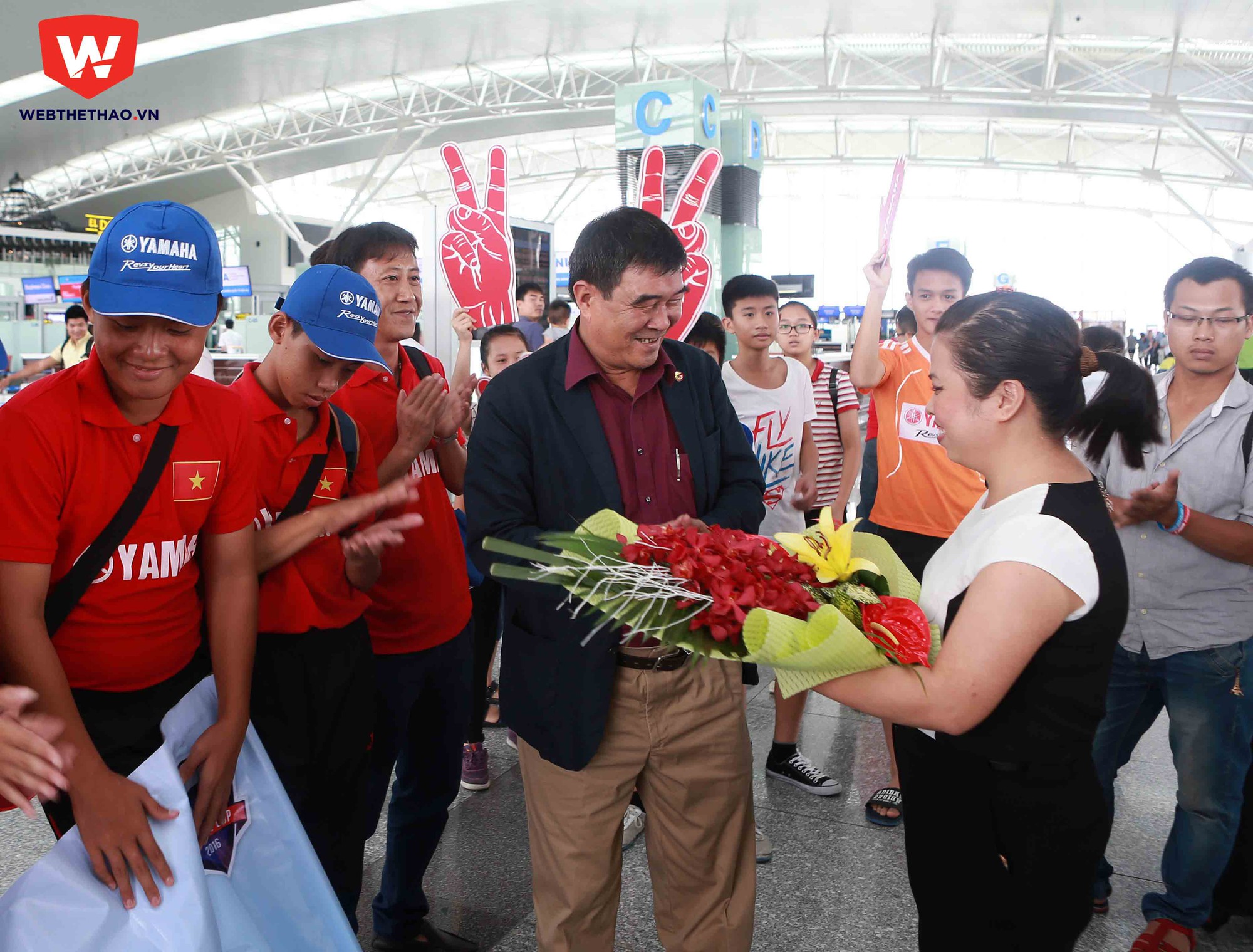 B&agrave; B&ugrave;i Thu Hường, Ph&oacute; TGĐ C&ocirc;ng ty Cổ phần Thể thaco 24h tặng hoa v&agrave; ch&uacute;c cả đội l&ecirc;n đường may mắn.