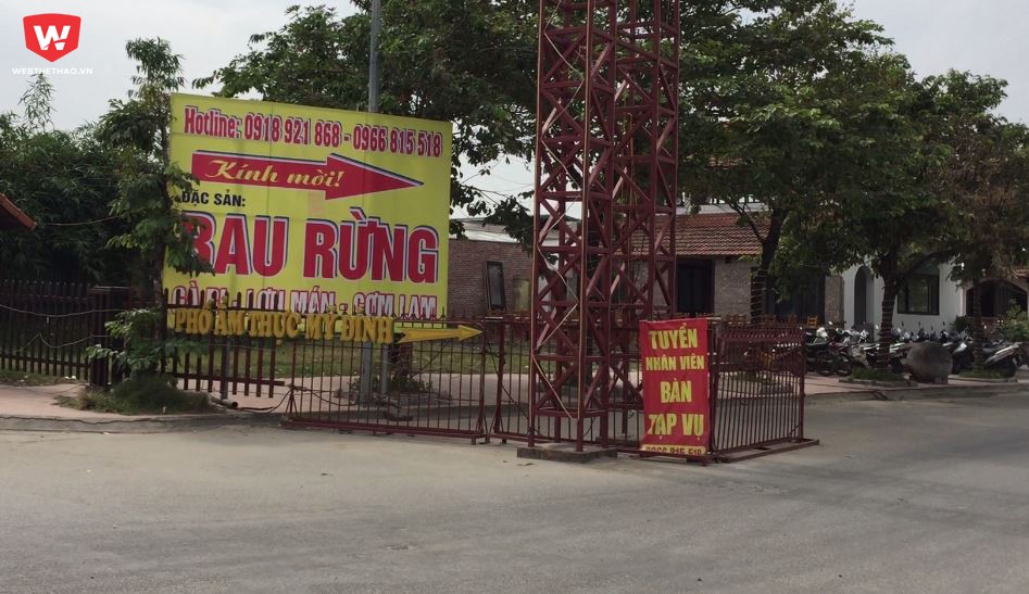 ''Phố ẩm thực Mỹ Đình'' án ngữ ngay tại cổng vào SVĐ QG. ''Phố ẩm thực Mỹ Đình'' án ngữ ngay tại cổng vào SVĐ QG.