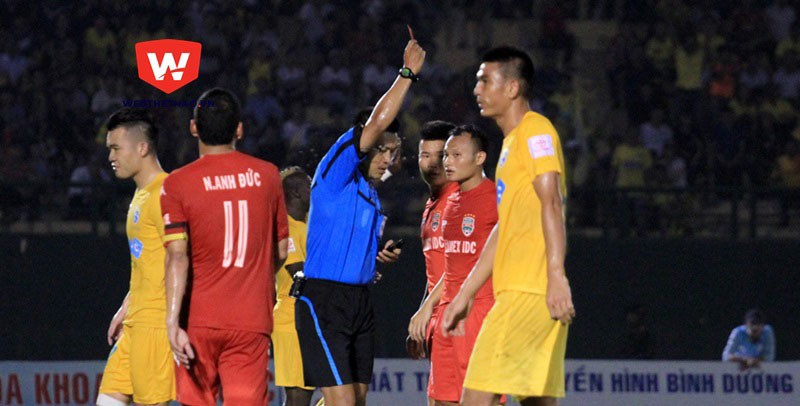 Trọng Hoàng "trắng án" với pha vào bóng kiểu con nhà võ