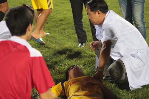 Cầu thủ Nam Định phải nhờ cấp cứu ngay tại sân