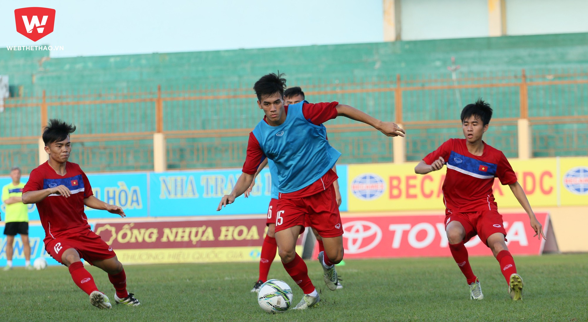 Cầu thủ U20 VN "ngất" trên sân tập: Không vậy sao đá lại "tây"