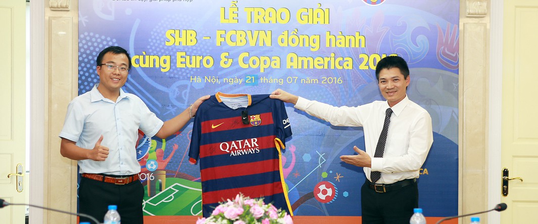 CĐV may mắn nhận áo đấu xịn từ Barcelona