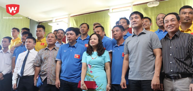 Chùm ảnh: ĐSQ Việt Nam tại Myanmar tới thăm và động viên ĐTVN