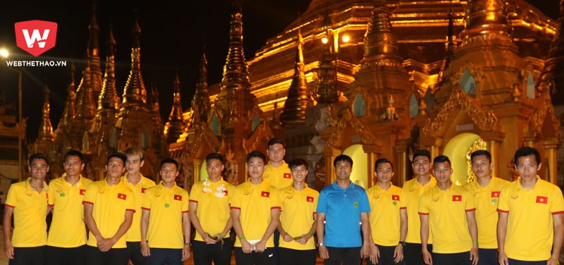 Chùm ảnh ĐTVN thăm chùa Vàng Shwedagon, cầu may trước trận gặp Myanmar