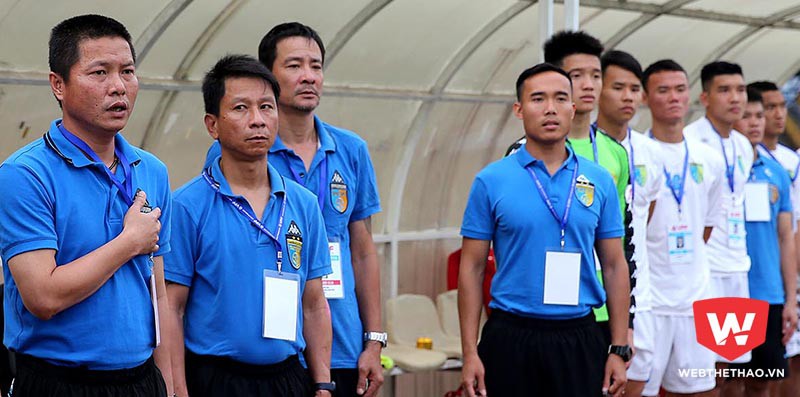 ĐKVĐ V.League mất trợ lý Văn Sỹ Sơn 4 trận vì vái lạy trọng tài