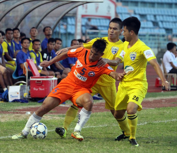 FLC Thanh Hóa 3-1 SHB Đà Nẵng: Bình xịt, thẻ đỏ và mưa bàn thắng