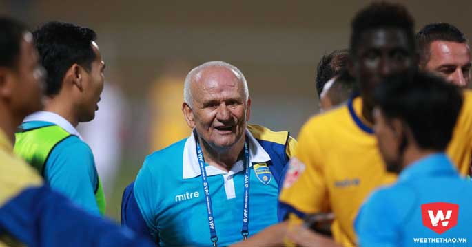 Hai HLV Hà Nội FC và FLC Thanh Hoá đều không hài lòng trọng tài