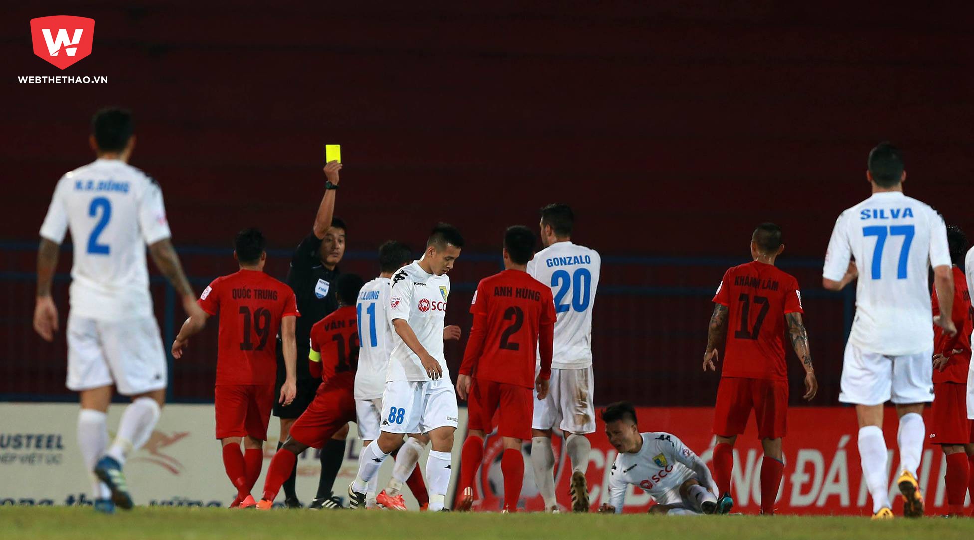 Trọng tài Hiền Triết bị CĐV thoá mạ ở trận Hải Phòng hoà Hà Nội FC