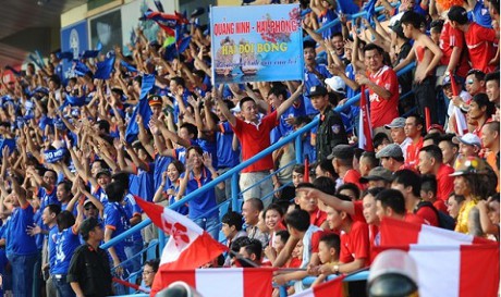 Có một cuộc chiến khác trên khán đài trong trận “derby Đông Bắc"