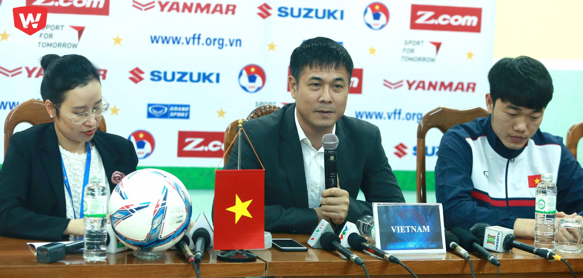 HLV Hữu Thắng lo học trò chấn thương khi chơi tại Hàng Đẫy