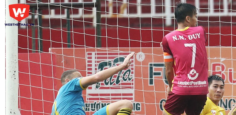 Nhổ nước bọt, cắn tay đối thủ 2 cầu thủ ở V.League lĩnh án phạt nặng