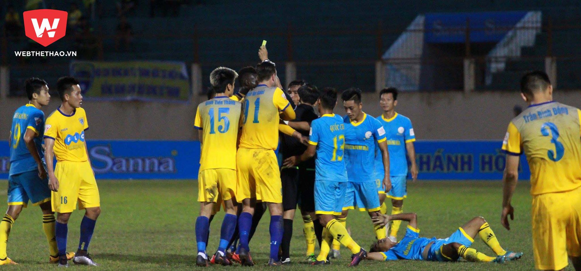 Những hình ảnh khiến HLV Petrovic chê V.League sau 2 vòng đấu