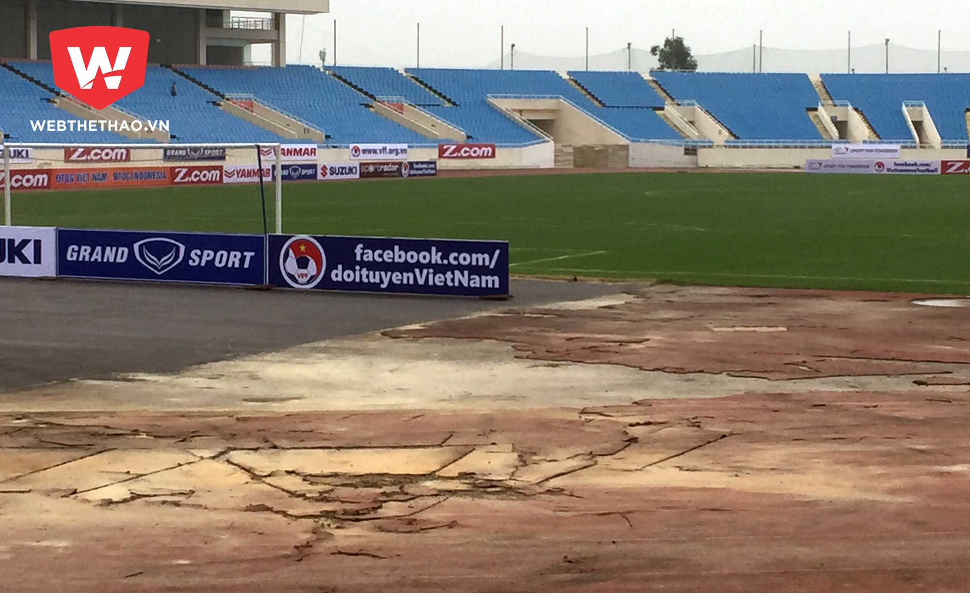 Sân Mỹ Đình loang lổ vết sửa chữa bên cạnh những đoạn đường piste bong tróc. Sân Mỹ Đình loang lổ vết sửa chữa bên cạnh những đoạn đường piste bong tróc.