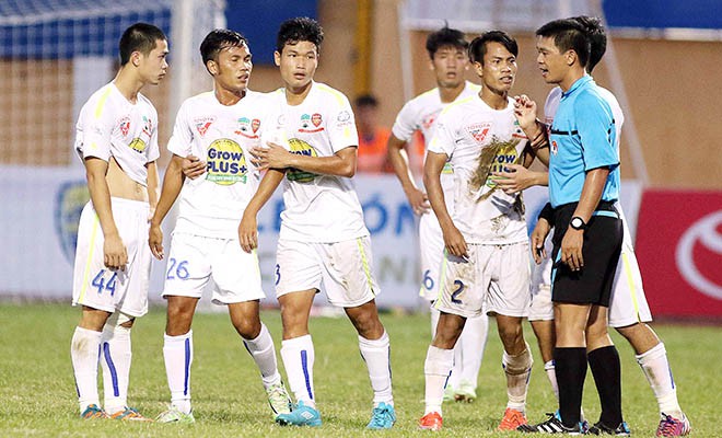 Thua 1-2, cầu thủ HA.GL phản ứng kịch liệt với trọng tài