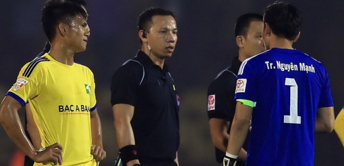 Trọng tài V.League Kiên B lại dính "phốt" trên sân phủi