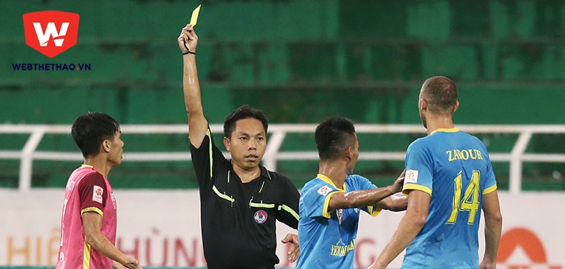 Trung vệ Khánh Hòa "phun mưa" vào mặt thủ quân CLB Sài Gòn