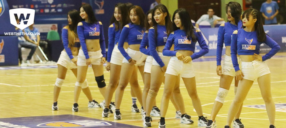 Vũ điệu nóng bỏng của "hot girl" Hanoi Buffaloes