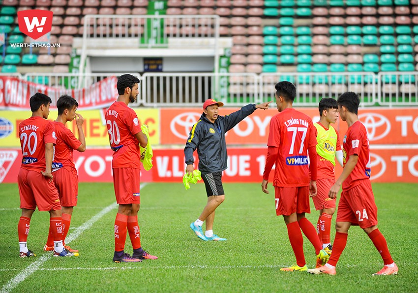 HLV Dương Minh Ninh trong buổi tập c&ugrave;ng HAGL trước khi di chuyển ra Quảng Nam. Ảnh: AT.