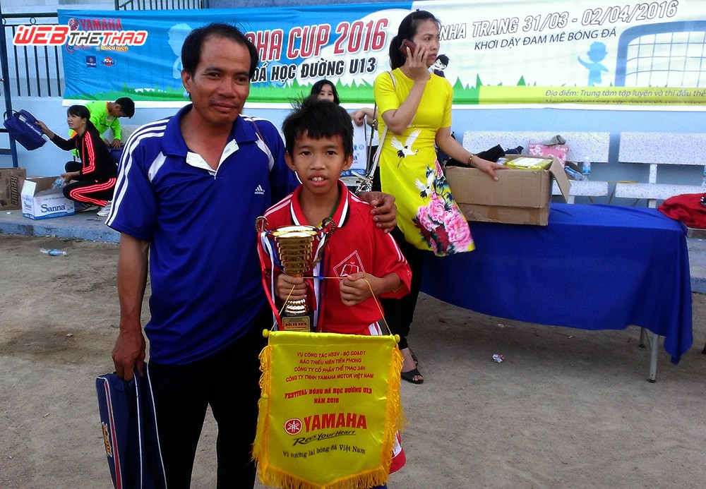 ''Messi Kh&aacute;nh H&ograve;a'' Nguyễn Quốc Việt chụp h&igrave;nh lưu niệm c&ugrave;ng bố sau khi gi&agrave;nh giải cầu thủ xuất sắc nhất. Ảnh: Hải Nguyễn.