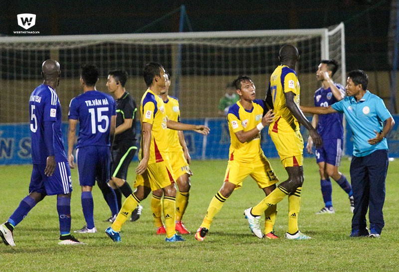 HLV Võ Đình Tân ngoài cùng bên phải phải vào sân để hạ nhiệt cái đầu đang bốc hỏa của các cầu thủ S.Khánh Hòa BVN. Ảnh: Bá Duy. HLV Võ Đình Tân ngoài cùng bên phải phải vào sân để hạ nhiệt cái đầu đang bốc hỏa của các cầu thủ S.Khánh Hòa BVN. Ảnh: Bá Duy.