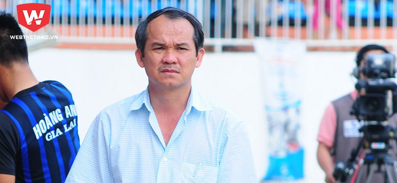 Bầu Đức tiết kiệm, cho quân đi ôtô thay vì máy bay