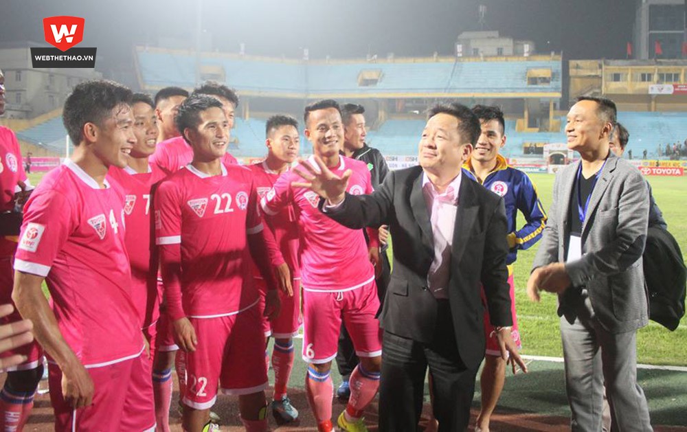 Bầu Hiển xuống s&acirc;n c&ocirc;ng bố mức thưởng cho c&aacute;c cầu thủ CLB S&agrave;i G&ograve;n sau chiến thắng 3-0 trước SHB.Đ&agrave; Nẵng.