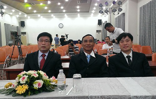 Bố Công Phượng từ Nghệ An vào TP.HCM nhận giải thay con