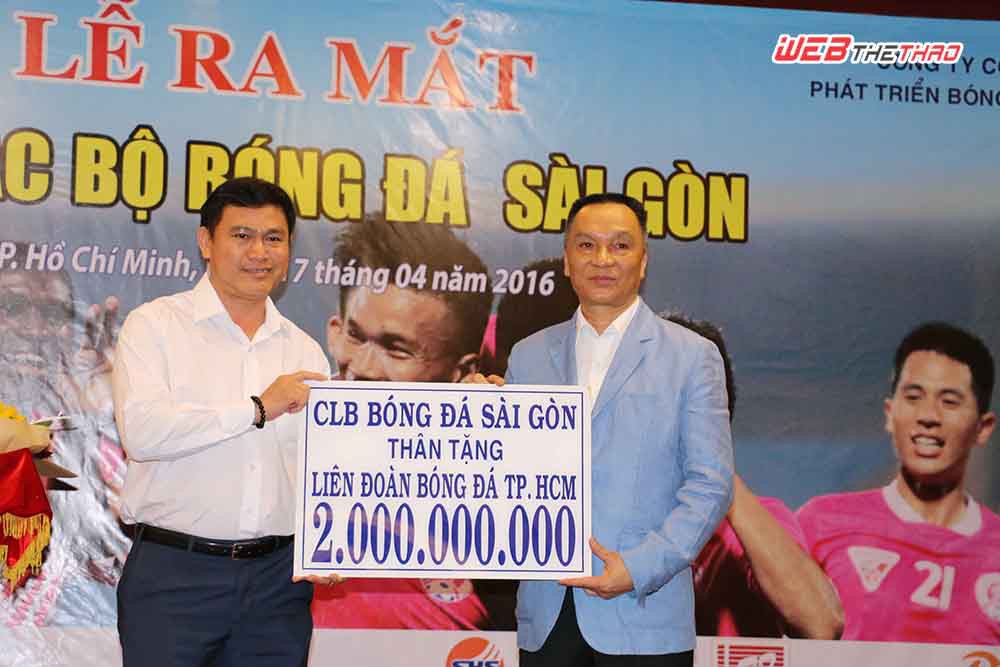 CLB bóng đá Sài Gòn tặng Liên đoàn bóng đá TP.HCM 2 tỷ