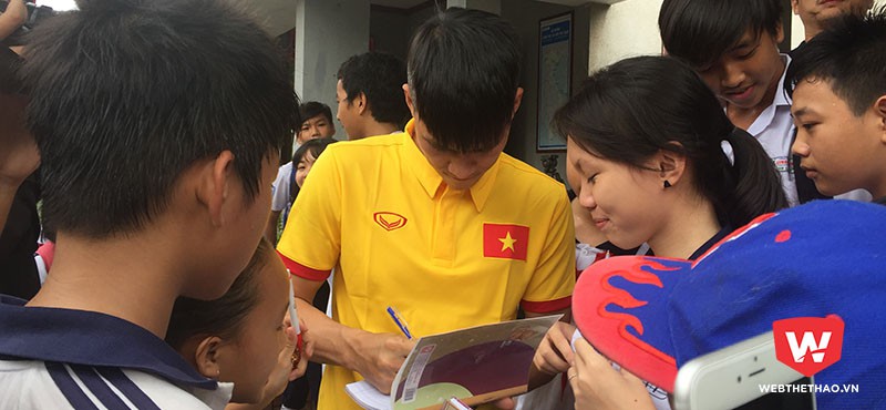 Công Vinh mỏi tay ký tặng các em nhỏ làng SOS Gò Vấp - TP.HCM