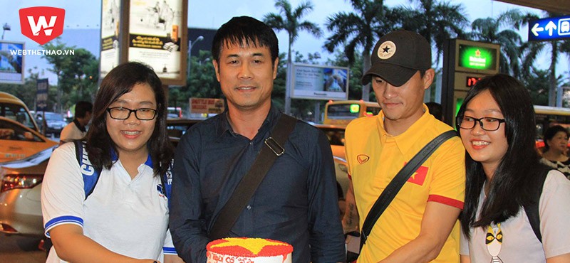 Công Vinh và đồng đội được fan nữ tặng bánh sinh nhật ngày về